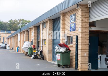 Le parc d'affaires australien de Manly Vale Sydney abrite de petites entreprises dans des unités individuelles de portes à volets roulants, Sydney, Australie Banque D'Images