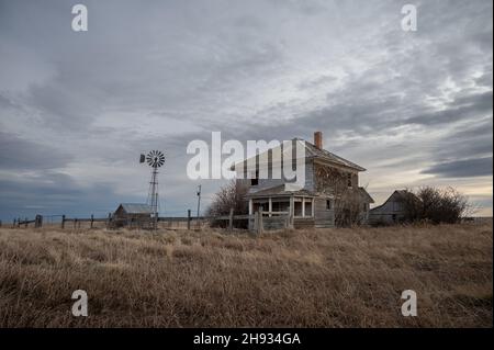 Ferme abandonnée dans les régions rurales de l'alberta au Canada avec ciel nuageux Banque D'Images