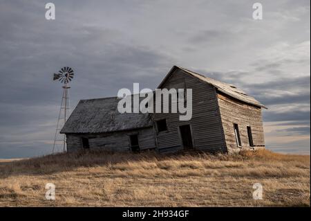 Ferme abandonnée dans les régions rurales de l'alberta au Canada avec ciel nuageux Banque D'Images