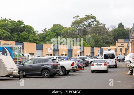 Le parc d'affaires australien de Manly Vale Sydney abrite de petites entreprises dans des unités individuelles de portes à volets roulants, Sydney, Australie Banque D'Images