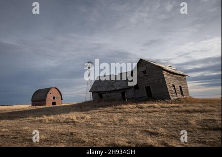 Ferme abandonnée dans les régions rurales de l'alberta au Canada avec ciel nuageux Banque D'Images