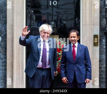 Londres, Royaume-Uni.3 décembre 2021.Le Premier ministre britannique BORIS JOHNSON accueille Sultan du Brunéi HASSANAL BOLKIAH au 10 Downing Street.Crédit : ZUMA Press, Inc./Alay Live News Banque D'Images