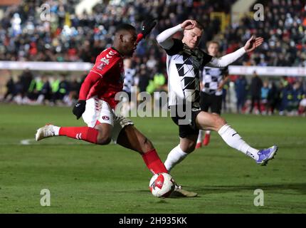 Jonathan Leko (à gauche) de Charlton Athletic tente un tir sur le but lors du deuxième tour de la coupe Emirates au stade international de Gateshead.Date de la photo: Vendredi 3 décembre 2021. Banque D'Images