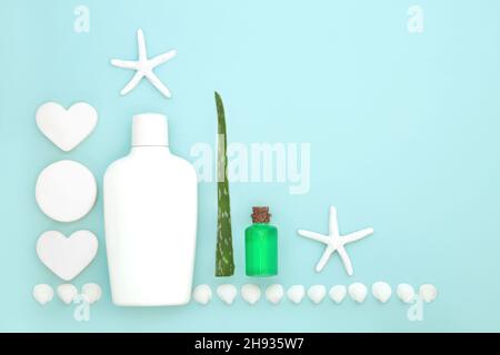 Soin de la peau de vacances à l'aloe vera.Peut également être utilisé pour le traitement des plaies cutanées, du psoriasis, de l'acné, de l'eczéma et des brûlures.Design minimaliste bleu pastel. Banque D'Images