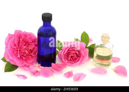 Eau de rose dans une bouteille de fleurs roses et pétales d'huile d'amande.Utilisé pour l'hydratation de la peau, aide à maintenir l'équilibre de ph de la peau, est anti-bactéries Banque D'Images