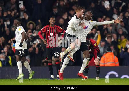 Tosin Adarabioyo de Fulham (à droite) célèbre le premier but de son équipe avec Harrison Reed, alors que Jaidon Anthony de Bournemouth semble abattu lors du match de championnat Sky Bet à Craven Cottage, Londres.Date de la photo: Vendredi 3 décembre 2021. Banque D'Images