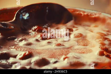 Processus de cuisson de la confiture de fraises maison. Banque D'Images