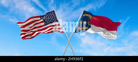 Deux drapeaux des États-Unis et de l'État de Caroline du Nord agitant dans le vent sur des mâts de drapeaux contre le ciel avec des nuages le jour ensoleillé.illustration 3d Banque D'Images