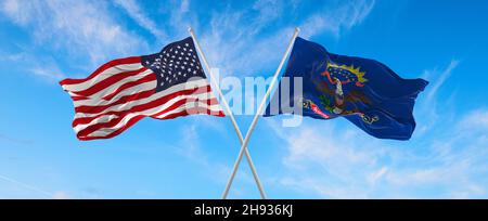 Deux drapeaux des États-Unis et de l'État du Dakota du Nord agitant dans le vent sur des mâts de drapeaux contre le ciel avec des nuages le jour ensoleillé.illustration 3d Banque D'Images