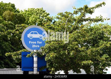 Panneau rond avec symbole de voiture montrant un parking gratuit pendant 24 heures.Personne. Banque D'Images