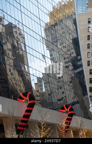 Le Solow Building est décoré de Cannes de bonbons pour les vacances, NYC 2021 Banque D'Images