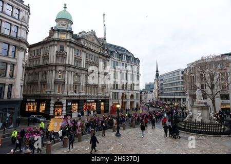 Londres, Royaume-Uni.03ème décembre 2021.Les manifestants ont vu défiler le long de la cathédrale Saint-Paul pendant la manifestation.Plus tôt cette année, University UK (UKK) a publié ses premières propositions concernant les salaires et les avantages sociaux du personnel universitaire à l'avenir.Les principales implications de la proposition incluent une réduction des retraites et des réductions d'emplois, prétendument en raison de la pression de NatWest et de la banque Lloyds.Organisé par l'UCU, les manifestants ont défilé du campus de l'UCL près de Russell Square jusqu'au siège social de NatWest, à Liverpool Street.Crédit : SOPA Images Limited/Alamy Live News Banque D'Images