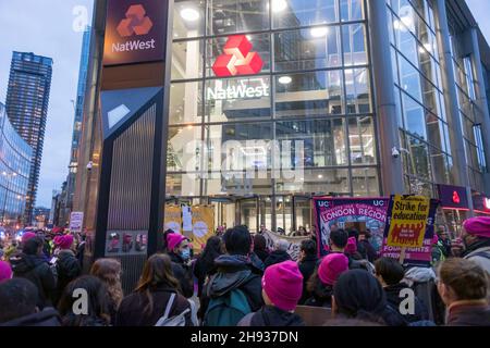 Londres, Royaume-Uni.03ème décembre 2021.Des manifestants vus à l'extérieur du siège social de London NatWest, au cours de la manifestation.Plus tôt cette année, University UK (UKK) a publié ses premières propositions concernant les salaires et les avantages sociaux du personnel universitaire à l'avenir.Les principales implications de la proposition incluent une réduction des retraites et des réductions d'emplois, prétendument en raison de la pression de NatWest et de la banque Lloyds.Organisé par l'UCU, les manifestants ont défilé du campus de l'UCL près de Russell Square jusqu'au siège social de NatWest, à Liverpool Street.Crédit : SOPA Images Limited/Alamy Live News Banque D'Images