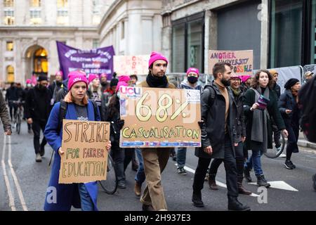 Londres, Royaume-Uni.03ème décembre 2021.Les manifestants ont vu tenir des pancartes qui disent « trike for équitable Education », et « 68% Casualisation » pendant la démonstration.Plus tôt cette année, University UK (UKK) a publié ses premières propositions concernant les salaires et les avantages sociaux du personnel universitaire à l'avenir.Les principales implications de la proposition incluent une réduction des retraites et des réductions d'emplois, prétendument en raison de la pression de NatWest et de la banque Lloyds.Organisé par l'UCU, les manifestants ont défilé du campus de l'UCL près de Russell Square jusqu'au siège social de NatWest, à Liverpool Street.Crédit : SOPA Images Limited/Alamy Live News Banque D'Images