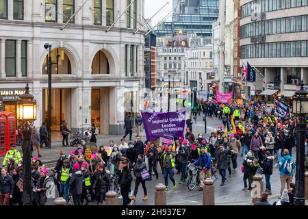 Londres, Royaume-Uni.03ème décembre 2021.Les manifestants ont vu défiler le long de la cathédrale Saint-Paul pendant la manifestation.Plus tôt cette année, University UK (UKK) a publié ses premières propositions concernant les salaires et les avantages sociaux du personnel universitaire à l'avenir.Les principales implications de la proposition incluent une réduction des retraites et des réductions d'emplois, prétendument en raison de la pression de NatWest et de la banque Lloyds.Organisé par l'UCU, les manifestants ont défilé du campus de l'UCL près de Russell Square jusqu'au siège social de NatWest, à Liverpool Street.Crédit : SOPA Images Limited/Alamy Live News Banque D'Images