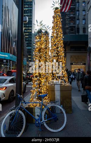 La cinquième avenue de New York City est décorée pour les vacances, USA Banque D'Images