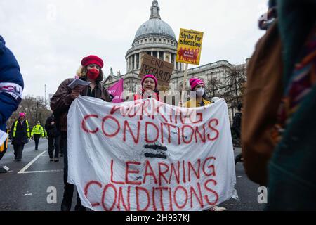 Les manifestants ont vu une bannière indiquant que « les conditions de travail sont égales aux conditions d'apprentissage » pendant la démonstration.Plus tôt cette année, University UK (UKK) a publié ses premières propositions concernant les salaires et les avantages sociaux du personnel universitaire à l'avenir.Les principales implications de la proposition incluent une réduction des retraites et des réductions d'emplois, prétendument en raison de la pression de NatWest et de la banque Lloyds.Organisé par l'UCU, les manifestants ont défilé du campus de l'UCL près de Russell Square jusqu'au siège social de NatWest, à Liverpool Street.(Photo de Belinda Jiao/SOPA Images/Sipa USA) Banque D'Images