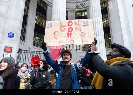 Londres, Royaume-Uni.03ème décembre 2021.Un manifestant a vu tenir un écriteau qui dit « London School of profit » pendant la démonstration.Plus tôt cette année, University UK (UKK) a publié ses premières propositions concernant les salaires et les avantages sociaux du personnel universitaire à l'avenir.Les principales implications de la proposition incluent une réduction des retraites et des réductions d'emplois, prétendument en raison de la pression de NatWest et de la banque Lloyds.Organisé par l'UCU, les manifestants ont défilé du campus de l'UCL près de Russell Square jusqu'au siège social de NatWest, à Liverpool Street.(Photo de Belinda Jiao/SOPA Images/Sipa USA) crédit: SIPA USA/Alay Live News Banque D'Images