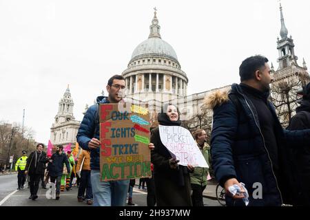 Londres, Royaume-Uni.03ème décembre 2021.Les manifestants ont vu tenir des pancartes qui disent « quatre combats frappent.Nous avons besoin d'action » pendant la démonstration.Plus tôt cette année, University UK (UKK) a publié ses premières propositions concernant les salaires et les avantages sociaux du personnel universitaire à l'avenir.Les principales implications de la proposition incluent une réduction des retraites et des réductions d'emplois, prétendument en raison de la pression de NatWest et de la banque Lloyds.Organisé par l'UCU, les manifestants ont défilé du campus de l'UCL près de Russell Square jusqu'au siège social de NatWest, à Liverpool Street.(Photo de Belinda Jiao/SOPA Images/Sipa USA) crédit: SIPA USA/Alay Live News Banque D'Images