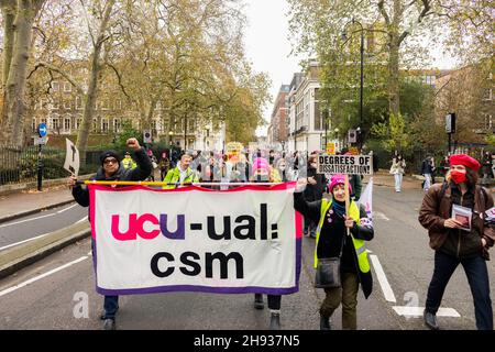 Londres, Royaume-Uni.03ème décembre 2021.Les manifestants ont vu tenir une bannière qui dit « ucu-ual: csm » pendant la démonstration.Plus tôt cette année, University UK (UKK) a publié ses premières propositions concernant les salaires et les avantages sociaux du personnel universitaire à l'avenir.Les principales implications de la proposition incluent une réduction des retraites et des réductions d'emplois, prétendument en raison de la pression de NatWest et de la banque Lloyds.Organisé par l'UCU, les manifestants ont défilé du campus de l'UCL près de Russell Square jusqu'au siège social de NatWest, à Liverpool Street.(Photo de Belinda Jiao/SOPA Images/Sipa USA) crédit: SIPA USA/Alay Live News Banque D'Images