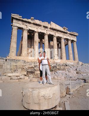 Grèce.Acropole d'Athènes.Jeune couple posant devant le Parthénon. Banque D'Images