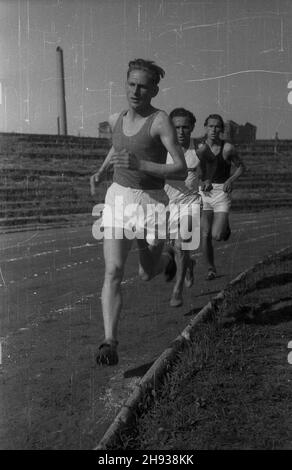 Varsovie, 1947-06-01.Zawody lekkoatletyczne organizacji m³odzie¿owych na ie stadiklubu sportowego Legia przy ul.£20,90 €.NZ. Bieg mê¿czyzn. ps/ms PAPVarsovie, le 1er juin 1947.Concours d'athlétisme d'organisations de jeunesse au stade Legia à Lazienkowska Street.Photo : course de poursuite pour hommes. ps/ms PAP Banque D'Images