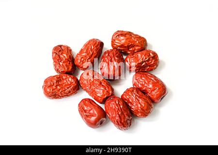 Un groupe de jujujube rouge chinois isolé sur fond blanc. Banque D'Images