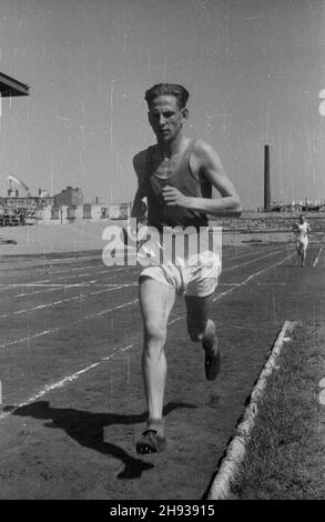 Varsovie, 1947-06-01.Zawody lekkoatletyczne organizacji m³odzie¿owych na ie stadiklubu sportowego Legia przy ul.£20,90 €.NZ. Bieg mê¿czyzn. ps/ms PAPVarsovie, le 1er juin 1947.Sports des organisations de jeunes au stade Legia dans la rue Lazienkowska.Photo : course de poursuite pour hommes. ps/ms PAP Banque D'Images