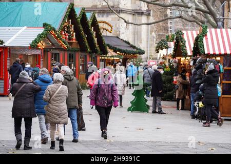 Berlin, Allemagne.3 décembre 2021.Les gens visitent un marché de Noël à Berlin, en Allemagne, le 3 décembre 2021.La quatrième vague de la pandémie COVID-19 pourrait atteindre un « pic » dans les unités de soins intensifs (UIC) à travers l'Allemagne autour de Noël, même si les mesures qui viennent d'être convenues étaient mises en œuvre immédiatement, a déclaré le ministre de la Santé par intérim Jens Spahn, vendredi.Credit: Stefan Zeitz/Xinhua/Alay Live News Banque D'Images