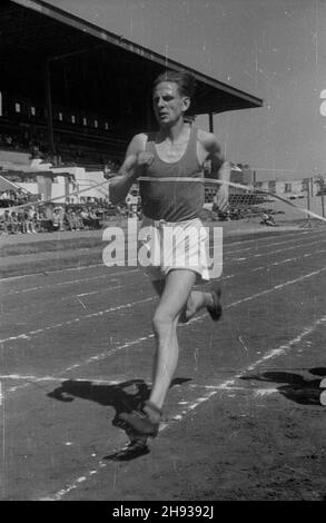 Varsovie, 1947-06-01.Zawody lekkoatletyczne organizacji m³odzie¿owych na ie stadiklubu sportowego Legia przy ul.£20,90 €.NZ. Finisz biegu mê¿czyzn. ps/ms PAPVarsovie, le 1er juin 1947.Sports des organisations de jeunes au stade Legia dans la rue Lazienkowska.Photo : la fin de la course de poursuite pour Homme. ps/ms PAP Banque D'Images