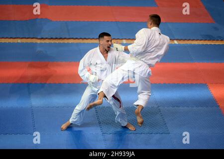 ZRENJANIN, SERBIE - 16 novembre 2021 : deux hommes se battent dans le 28e Championnat du monde de Karaté Shotokan tenu à Zrenjanin, Serbie Banque D'Images