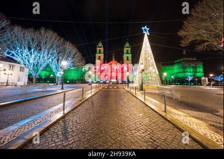 Nuit de décembre avec lumières de Noël au Palais National de Mafra dans le village de Mafra près de Lisbonne. Couvent et basilique du Portugal. Lumière de Noël s Banque D'Images