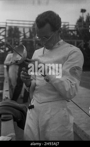 Varsovie, 1947-06.Mistrzostwa Polski W szermierce na korcie centralnym klubu sportowego Legia.NZ. Szermierz klubu sportowego Sokó³ z Krakowa pod³¹cza swoj¹ broñ do specjalnego aparatu elektrycznego. ps/ms PAP Dok³adny dzieñ wydarzenia nieustalony.Varsovie, juin 1947.Championnats d'escrime de Pologne à Legia, club sportif central.Photo : un tireur du club sportif Sokol Cracovie attache son épée à un appareil électrique spécial. ps/ms PAP Banque D'Images