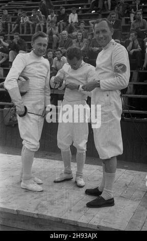 Varsovie, 1947-06.Mistrzostwa Polski W szermierce na korcie centralnym klubu sportowego Legia.NZ. Szermierze przed walk¹ na panszy. ps/ms PAP Dok³adny dzieñ wydarzenia nieustalony.Varsovie, juin 1947.Championnats d'escrime de Pologne à Legia, club sportif central.Photo : tireurs juste avant l'arrosage. ps/ms PAP Banque D'Images