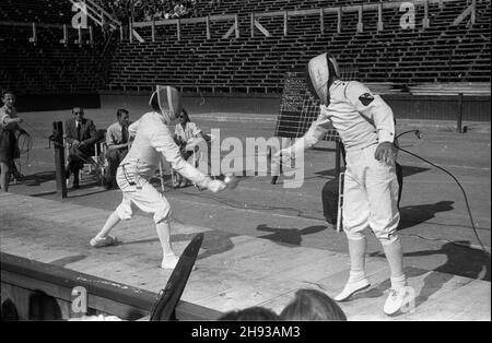 Varsovie, 1947-06.Mistrzostwa Polski W szermierce na korcie centralnym klubu sportowego Legia.NZ. Szermierze podczas walki na panszy. ps/ms PAP Dok³adny dzieñ wydarzenia nieustalony.Varsovie, juin 1947.Championnats d'escrime de Pologne à Legia, club sportif central.Photo : le sparring. ps/ms PAP Banque D'Images