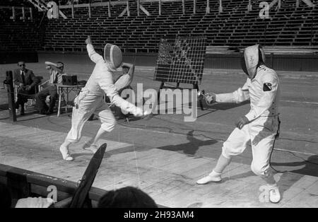 Varsovie, 1947-06.Mistrzostwa Polski W szermierce na korcie centralnym klubu sportowego Legia.NZ. Szermierze podczas walki na panszy. ps/ms PAP Dok³adny dzieñ wydarzenia nieustalony.Varsovie, juin 1947.Championnats d'escrime de Pologne à Legia, club sportif central.Photo : le sparring. ps/ms PAP Banque D'Images