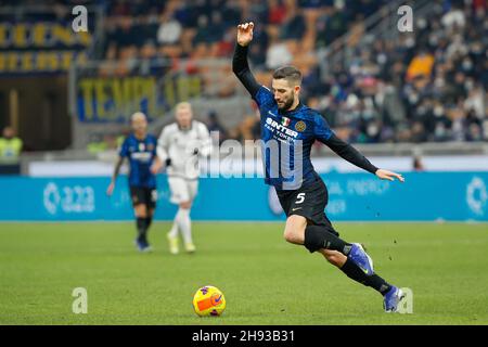 Milan, Italie.1er décembre 2021.Roberto Gagliardini (Inter milieu de terrain) dribbles sur le terrain de front dans la première moitié pendant le match de football FC INTER vs SPEZIA, au stade San Siro à Milan, Italie, le 1er décembre 2021.(Photo de Fabrizio Andrea Bertani/Pacific Press/Sipa USA) crédit: SIPA USA/Alay Live News Banque D'Images