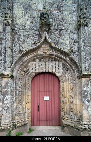 Porte d'entrée de la chapelle de la Trinité, de la ville de Plumergat, département du Morbihan, Bretagne, France Banque D'Images