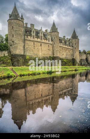Le château de Josselin (en français : Château de Josselin, en breton : Kastell Josilin, en latin : castellum Joscelini) est un château médiéval situé à Josselin, dans le Morbihan d Banque D'Images