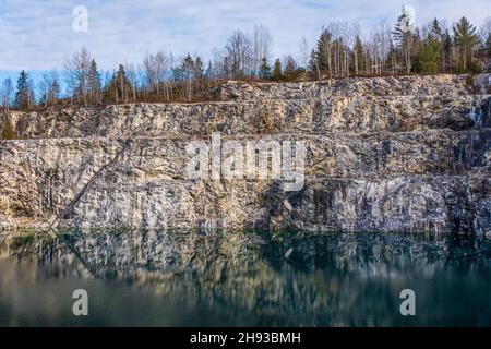 Saut à l'élastique canadien Québec Canada à la carrière Morrison en hiver Banque D'Images