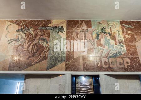 MINSK, BÉLARUS - 10 JUIN 2017 : décorations socialistes dans une station de métro de Minsk. Banque D'Images