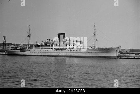 Gdynia, 1947-06.Przekazanie Polsce przez Zwi¹zek Socjalistycznych Republik Radzieckich (ZSRR) 19 poniemieckich statków W ramach redaracji wojennych.NZ. statek Piotr Wielki u nabrze¿a portu. ps/gr PAP Dok³adny dzieñ wydarzenia nieustalony.Gdynia, juin 1947.19 navires de guerre allemands donnés à la Pologne par l'Union soviétique dans le cadre de réparations de guerre.Photo : le Piotr Wielki au remblai. ps/gr PAP Banque D'Images