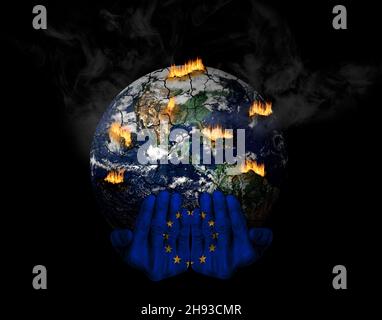 Les mains peintes avec le drapeau de l'Union européenne tenant une planète stressée en crise.Concept du rôle de l'UE dans les crises climatiques; catastrophes naturelles, warmi mondial Banque D'Images