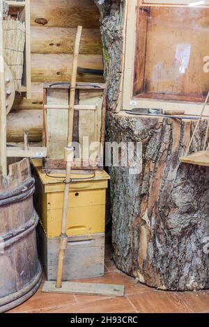 DUDUDUDUUTKI, BÉLARUS - 17 JUIN 2017 : équipement de l'apiculture au musée en plein air de Dudutki, Bélarus Banque D'Images