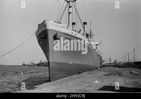 Gdynia, 1947-06.Przekazanie Polsce przez Zwi¹zek Socjalistycznych Republik Radzieckich (ZSRR) 19 poniemieckich statków W ramach redaracji wojennych.NZ. statek général Brusilov u nabrze¿a portu. ps/gr PAP Dok³adny dzieñ wydarzenia nieustalony.Gdynia, juin 1947.19 navires de guerre allemands donnés à la Pologne par l'Union soviétique dans le cadre de réparations de guerre.Photo : le navire du général Brusilov au remblai. ps/gr PAP Banque D'Images