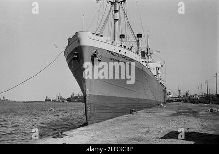 Gdynia, 1947-06.Przekazanie Polsce przez Zwi¹zek Socjalistycznych Republik Radzieckich (ZSRR) 19 poniemieckich statków W ramach redaracji wojennych.NZ. statek général Brusilov u nabrze¿a portu. ps/gr PAP Dok³adny dzieñ wydarzenia nieustalony.Gdynia, juin 1947.19 navires de guerre allemands donnés à la Pologne par l'Union soviétique dans le cadre de réparations de guerre.Photo : le navire du général Brusilov au remblai. ps/gr PAP Banque D'Images