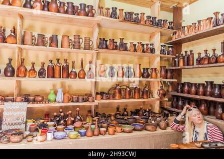 DUDUDUDUUTKI, BÉLARUS - 17 JUIN 2017 : atelier de poterie au musée en plein air de Dudutki, Bélarus Banque D'Images