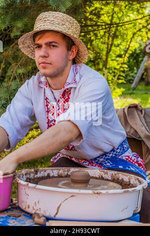 DUDUDUDUUTKI, BÉLARUS - 17 JUIN 2017 : Potter au musée en plein air de Dudutki, Bélarus Banque D'Images