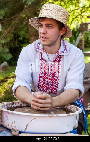 DUDUDUDUUTKI, BÉLARUS - 17 JUIN 2017 : Potter au musée en plein air de Dudutki, Bélarus Banque D'Images