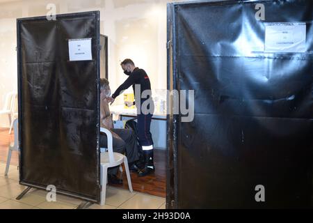 Saint-Laurent-du-Var, France.03ème décembre 2021.Saint-Laurent-du-Var, France.03ème décembre 2021.Un homme est vu dans un stand de vaccination recevant une dose de vaccin contre le covid-19.l'arrivée de la variante Omicron force le gouvernement français à accélérer l'injection de la troisième dose du vaccin contre le coronavirus.Un centre de vaccination sans escale est installé dans les centres commerciaux du plus grand espace commercial de la Côte d'Azur.Géré par la sécurité civile, il donne la possibilité à la population d'être vaccinée sans rendez-vous tout en faisant les achats de Noël.Crédit : s Banque D'Images